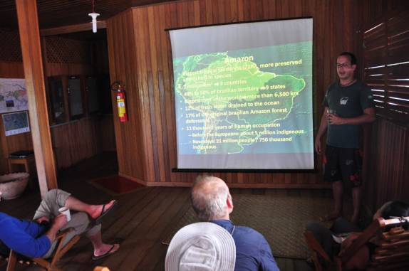Palestra sobre a região amazônica, na Pousada Uacari, na Reserva do Mamirauá, egião de Tefé, no Amazonas
